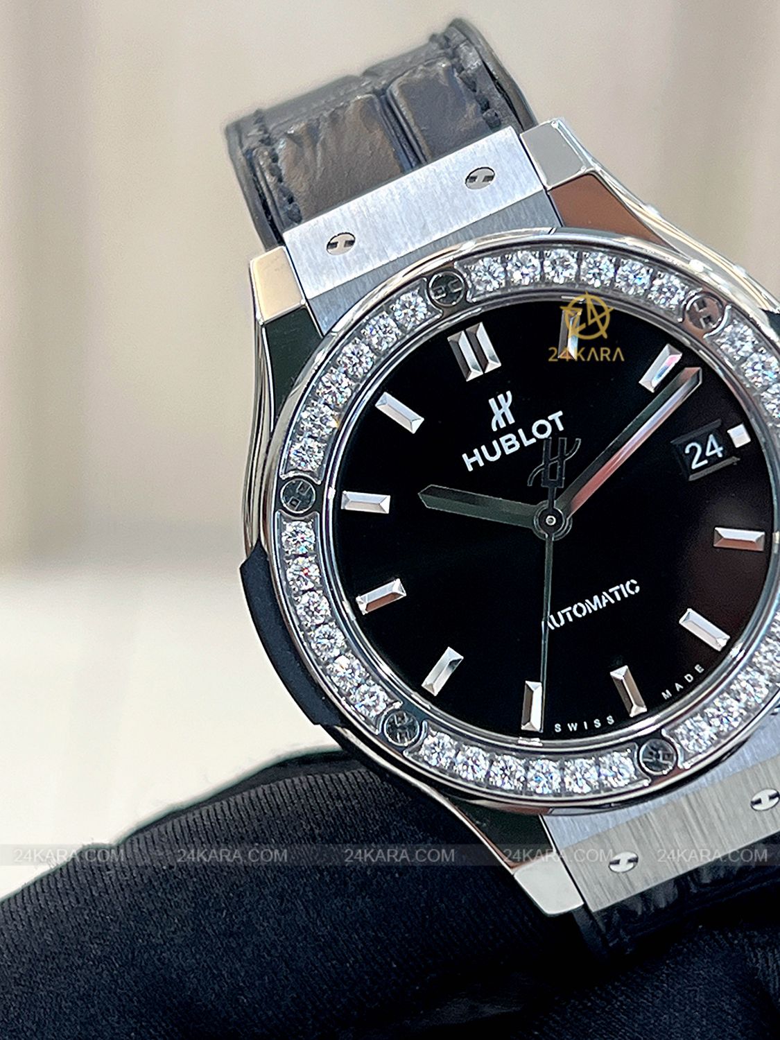 Đồng hồ Hublot Classic Fusion Titanium 38mm 565.NX.1470.LR.1204 Kim cương - Lướt