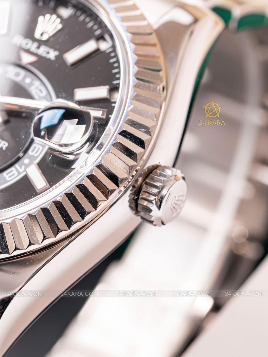 Đồng hồ Rolex Sky-Dweller M326934-0005 326934-0005 Annual Calendar mặt số đen bezel vàng trắng - lướt