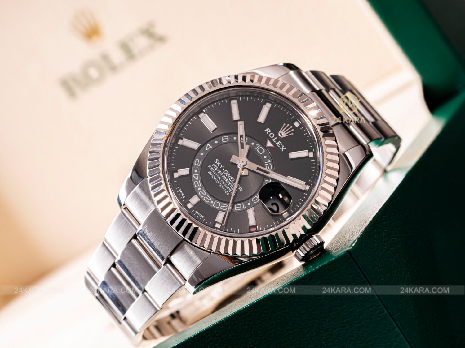 Đồng hồ Rolex Sky-Dweller M326934-0005 326934-0005 Annual Calendar mặt số đen bezel vàng trắng - lướt