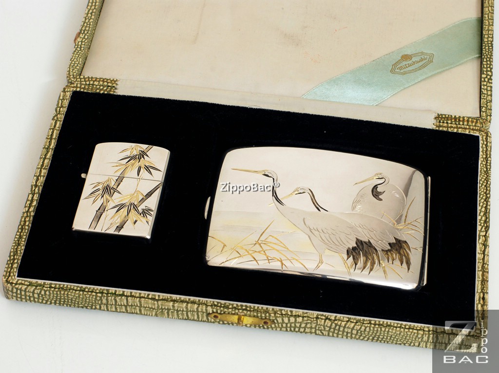MS 236. Bộ Zippo và hộp đựng thuốc bạc khối Nhật Bản - toàn thân khảm vàng - họa tiết cành trúc, đàn cò - 1950s, chưa qua sử dụng