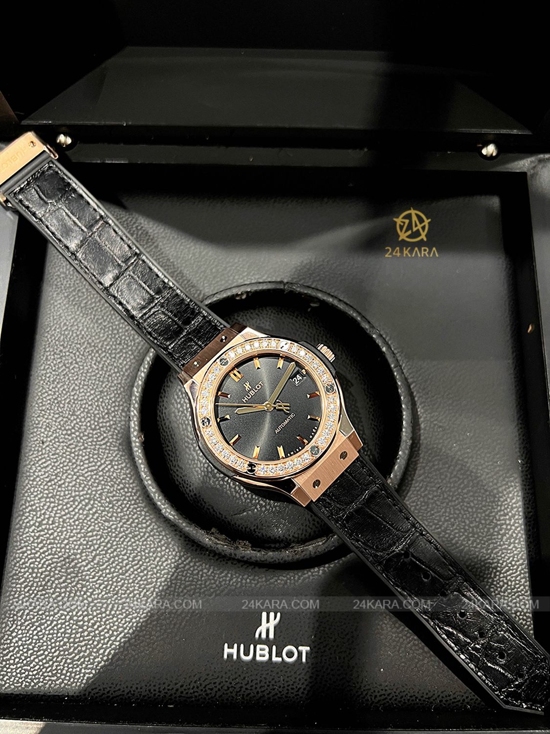Đồng hồ Hublot Classic Fusion King Gold Diamonds 38 565.OX.1480.LR.1204 Dây da