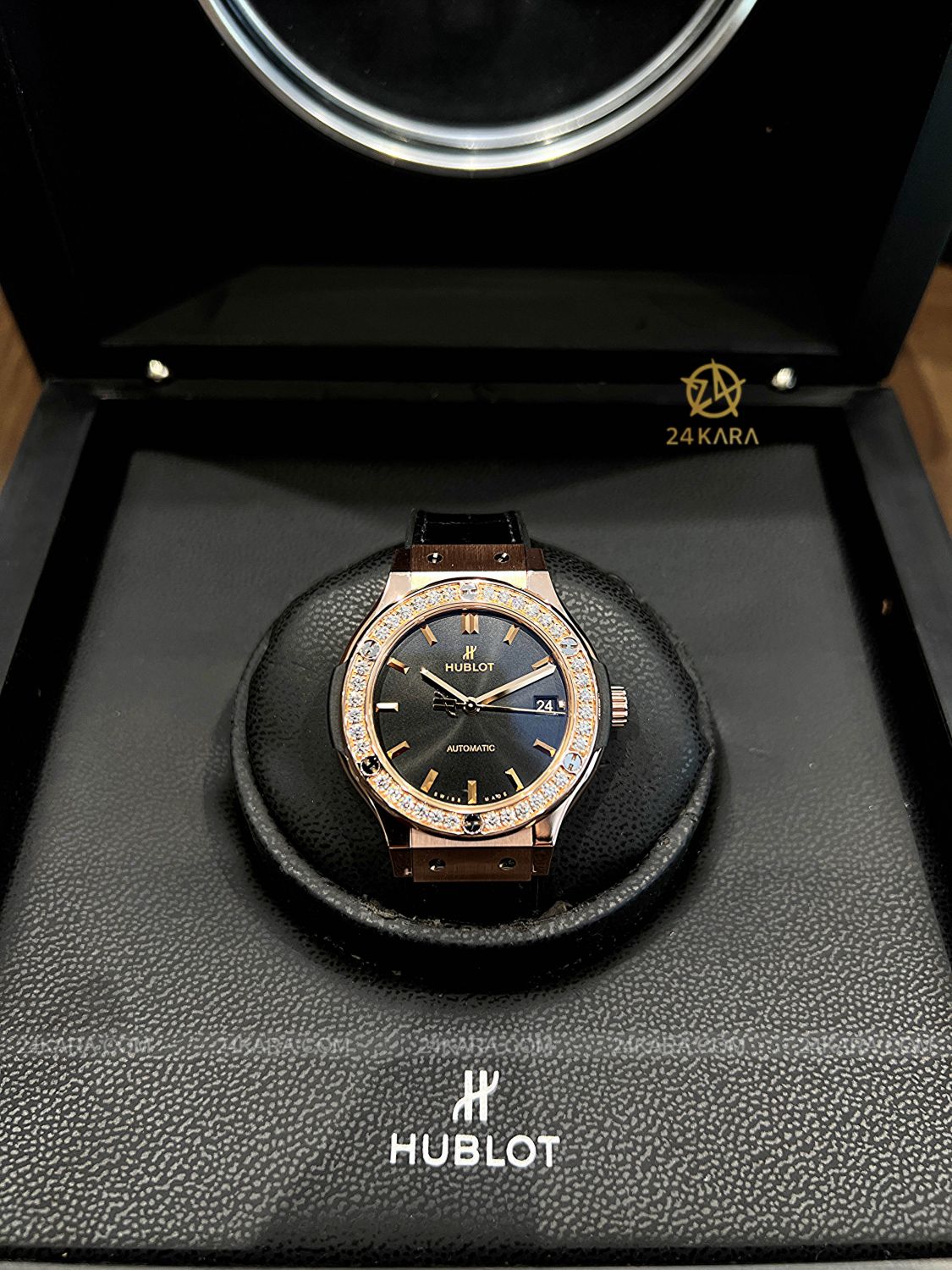 Đồng hồ Hublot Classic Fusion King Gold Diamonds 38 565.OX.1480.LR.1204 Dây da