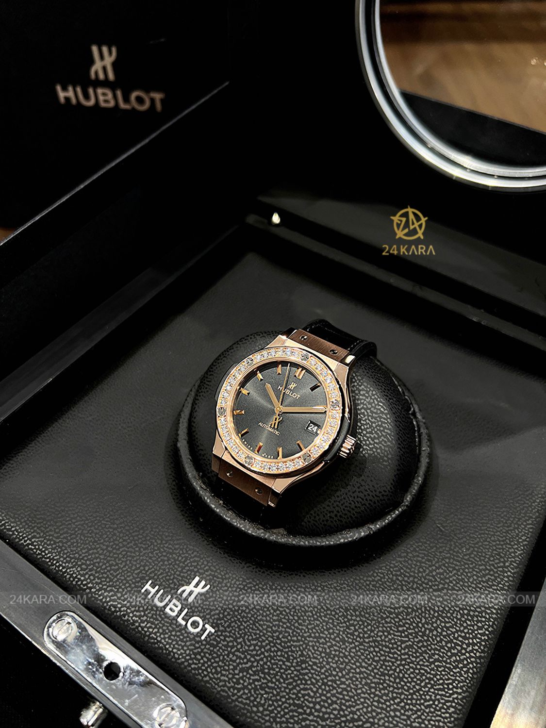 Đồng hồ Hublot Classic Fusion King Gold Diamonds 38 565.OX.1480.LR.1204 Dây da
