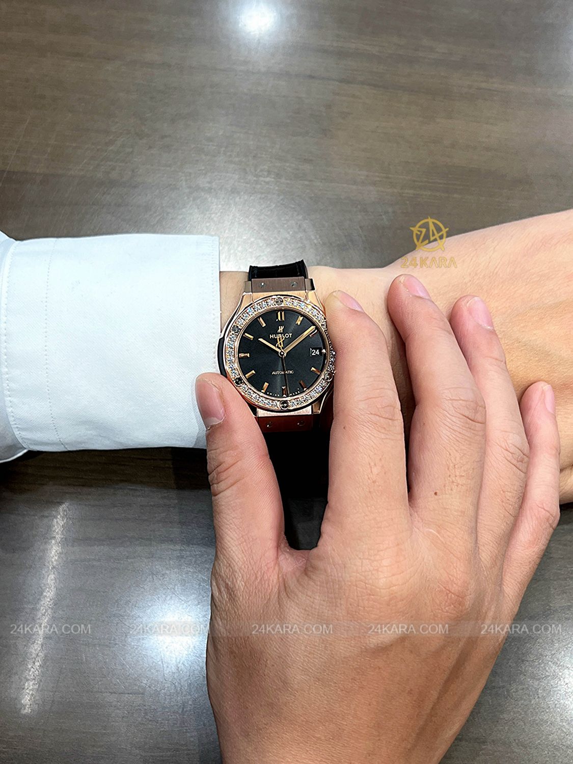 Đồng hồ Hublot Classic Fusion King Gold Diamonds 38 565.OX.1480.LR.1204 Dây da