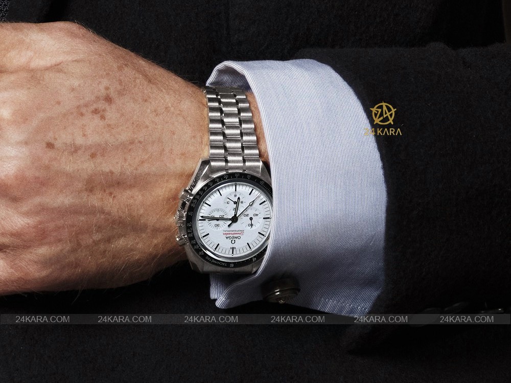 daniel-craig-wearing-white-dial-omega-speedmaster-moonwatch-professional-1