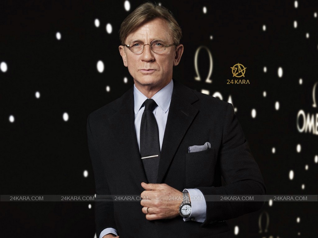 daniel-craig-wearing-white-dial-omega-speedmaster-moonwatch-professional