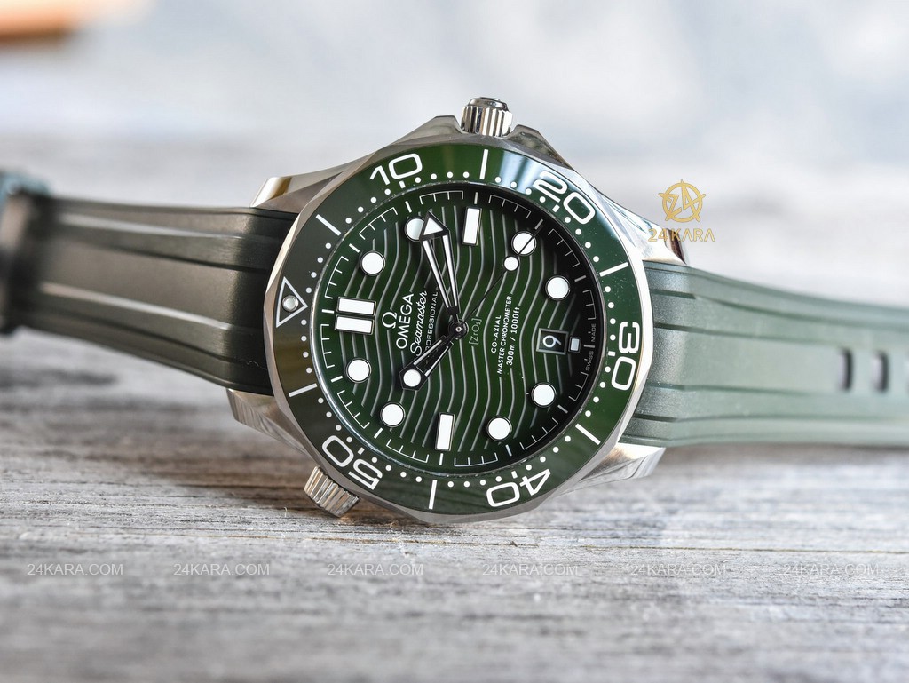 omega-seamaster-diver-300m-green-dial-green-bezel-4