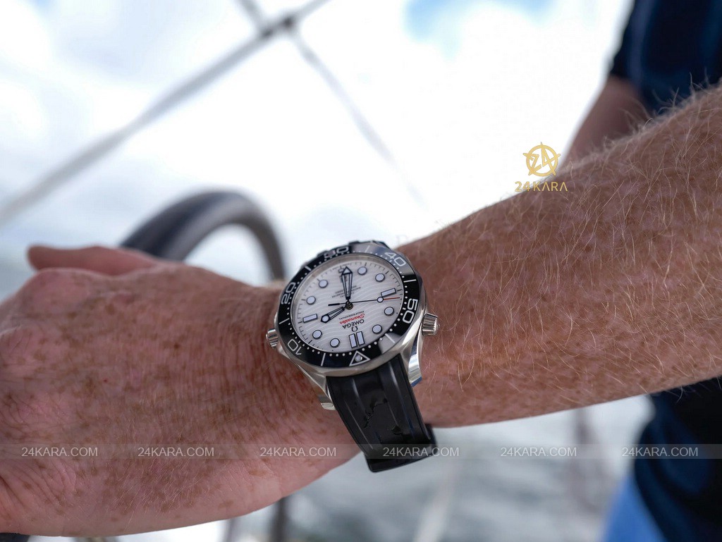 omega_seamaster_diver_300m_co-axial_master_chronometer_210.32.42.20.04.001-8