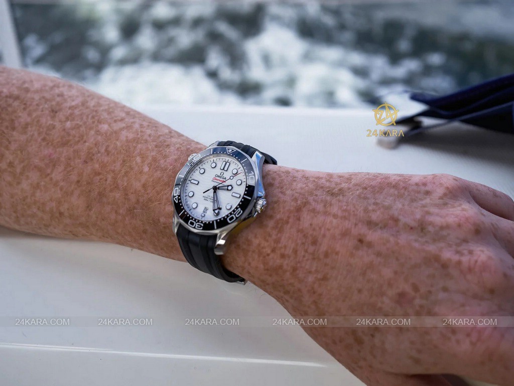 omega_seamaster_diver_300m_co-axial_master_chronometer_210.32.42.20.04.001-9