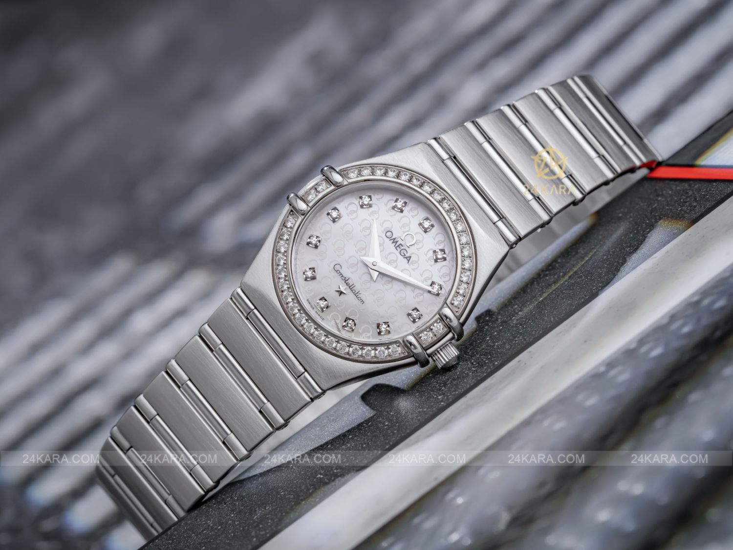 Review đồng hồ Omega Constellation 1460.75.00 kim cương mặt số vi tính