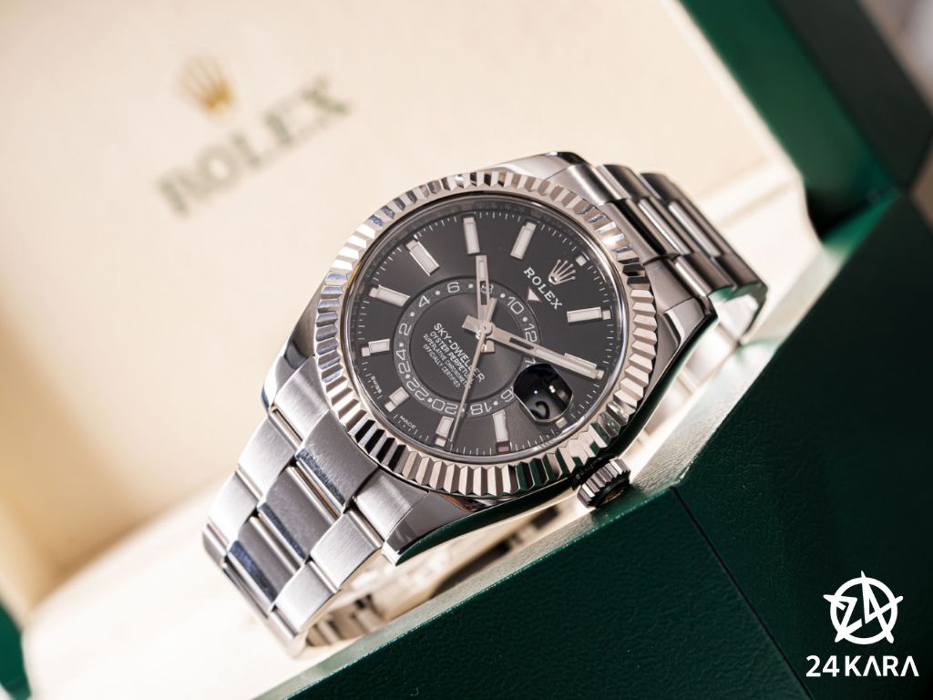 Review chi tiết Rolex Sky-Dweller M326934-0005 Annual Calendar mặt số đen bezel vàng trắng