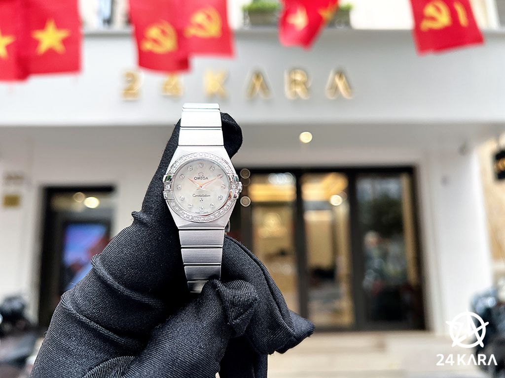 Review chi tiết Omega Constellation 123.15.24.60.55.001 Lady Mini 24 Mặt Ốc MOP Niềng Kim Cương