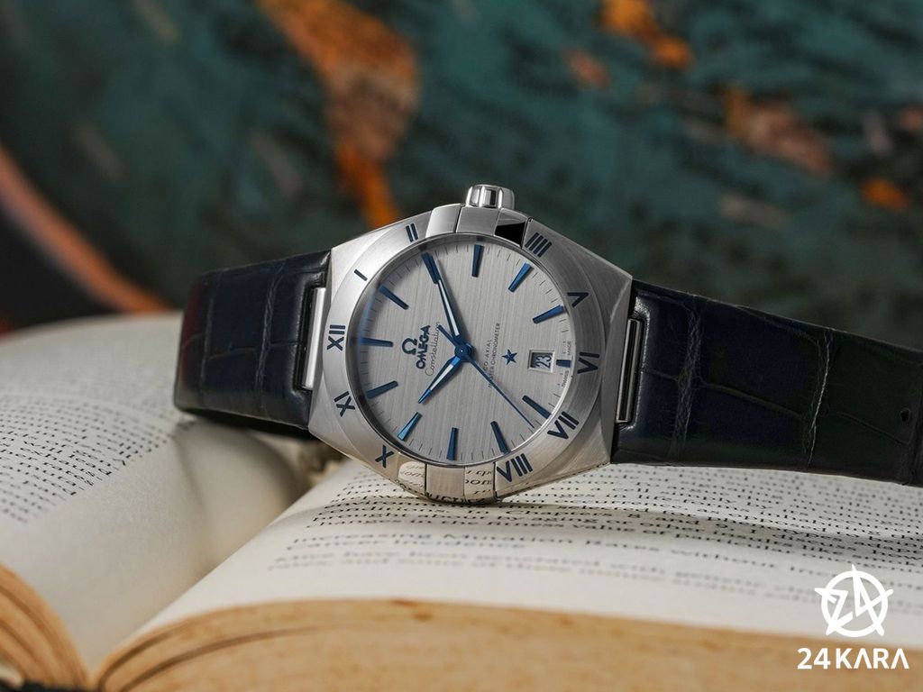 Review chi tiết Omega Constellation 131.13.39.20.06.002 39 Master Chronometer Mặt số Ruthenium chải tia xanh lam