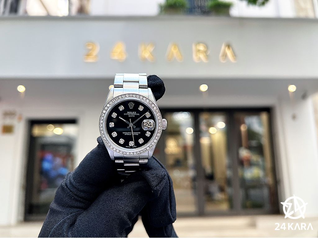 Review chi tiết đồng hồ Rolex Oyster Perpetual 1500 Date Black kim cương và niềng kim cương